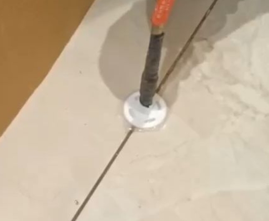 重庆市瓷砖空鼓维修公司专业解答瓷砖在铺贴过程中，如果没有涂抹均匀到位的粘结材料（如水泥砂浆或瓷砖胶），可能会导致以下问题