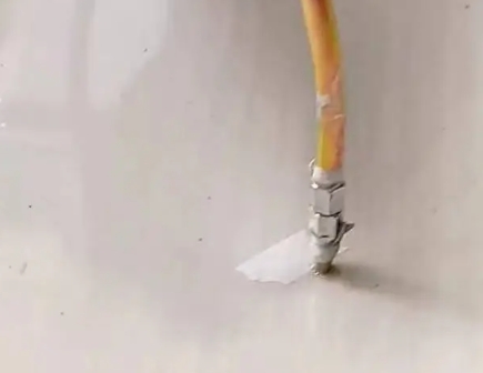 重庆市瓷砖空鼓维修公司专业解答在瓷砖铺贴过程中，如果使用的砂料过粗（如全部使用了粗砂），可能会导致以下问题