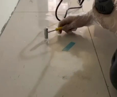 重庆市瓷砖开裂维修公司专业分享瓷砖在铺贴前如果没有沥干水分，将会导致以下问题