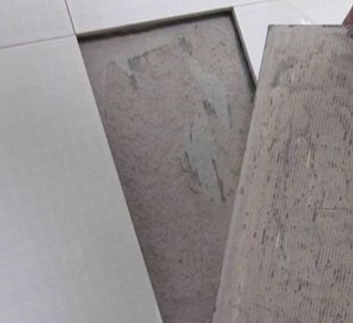 重庆市瓷砖空鼓维修公司分享瓷砖铺贴时如果打浆（即涂抹在瓷砖背面和基层上的砂浆或瓷砖胶）过少，会带来以下问题